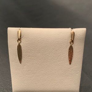 gold earrings leaf pattern